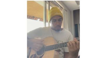 Hamilton Posting Video Main Gitar, Warganet Serukan Kolaborasi dengan Vettel yang Bisa <i>Nge-drum</i>