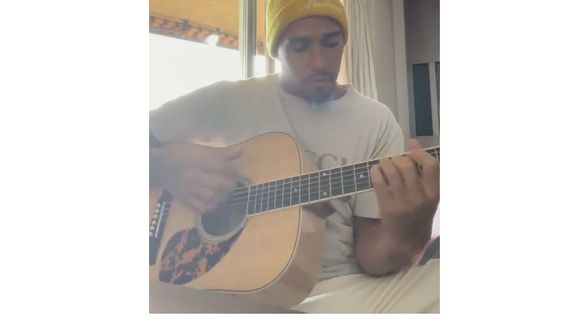 Hamilton Posting Video Main Gitar, Warganet Serukan Kolaborasi dengan Vettel yang Bisa <i>Nge-drum</i>